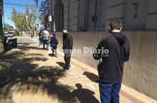 Varias personas formaron fila esta mañana