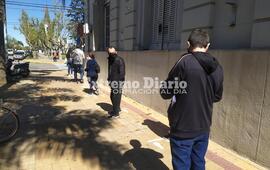 Varias personas formaron fila esta ma&ntilde;ana