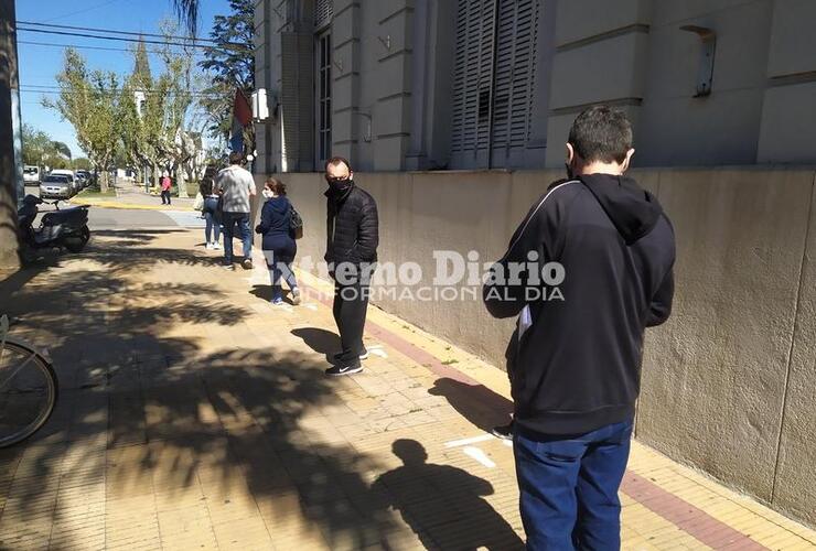 Varias personas formaron fila esta mañana