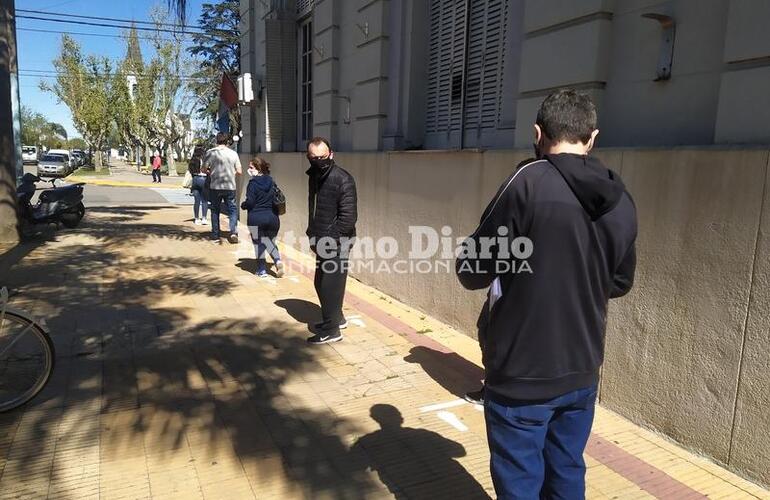 Varias personas formaron fila esta mañana