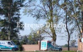 Un veh&iacute;culo colision&oacute; contra un arbol.