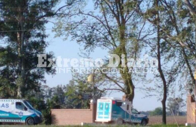 Un vehículo colisionó contra un arbol.