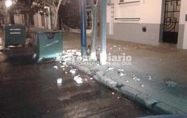 Imagen de Acto inexplicable: Sujetos desparramaron basura en distintos lugares del Centro