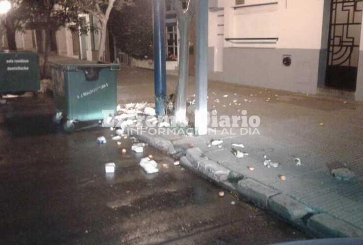 Imagen de Acto inexplicable: Sujetos desparramaron basura en distintos lugares del Centro