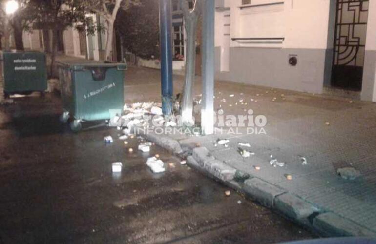 Imagen de Acto inexplicable: Sujetos desparramaron basura en distintos lugares del Centro