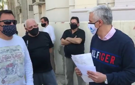 D&iacute;az y Esper frente a frente, dialogando afuera de la Municipalidad.
