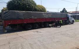 El cami&oacute;n secuestrado, frente a la Sub Comisar&iacute;a 13&deg;