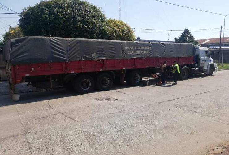 El camión secuestrado, frente a la Sub Comisaría 13°