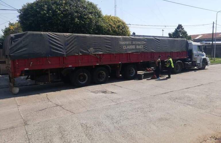 El camión secuestrado, frente a la Sub Comisaría 13°