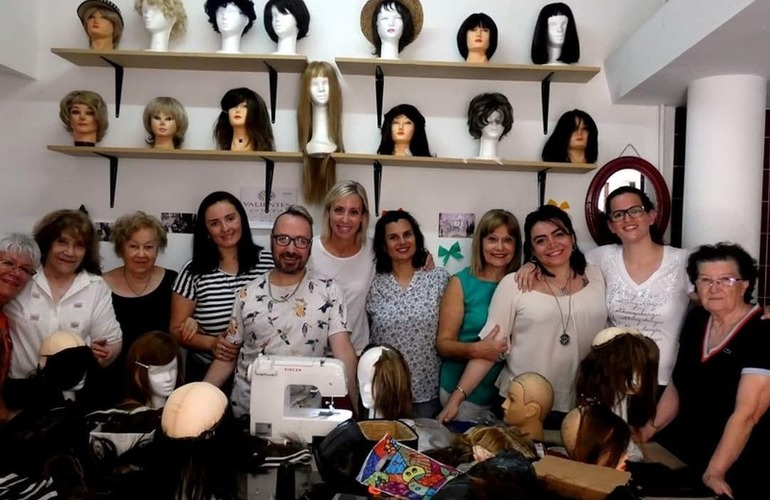 Confeccionan pelucas con donaciones de cabello