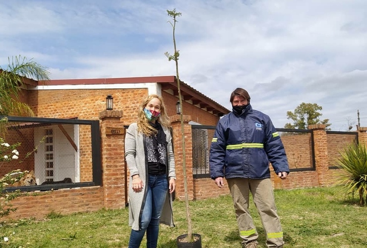 Junto a vecinos del barrio Doña Quica, testigos del objetivo cumplido en el plan de arbolado local.