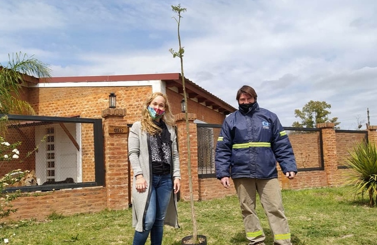 Junto a vecinos del barrio Doña Quica, testigos del objetivo cumplido en el plan de arbolado local.