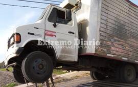 El desnivel de la calle y la carga hicieron que el cami&oacute;n se levantara.