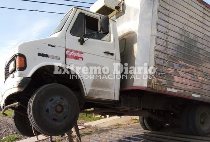 El desnivel de la calle y la carga hicieron que el camión se levantara.