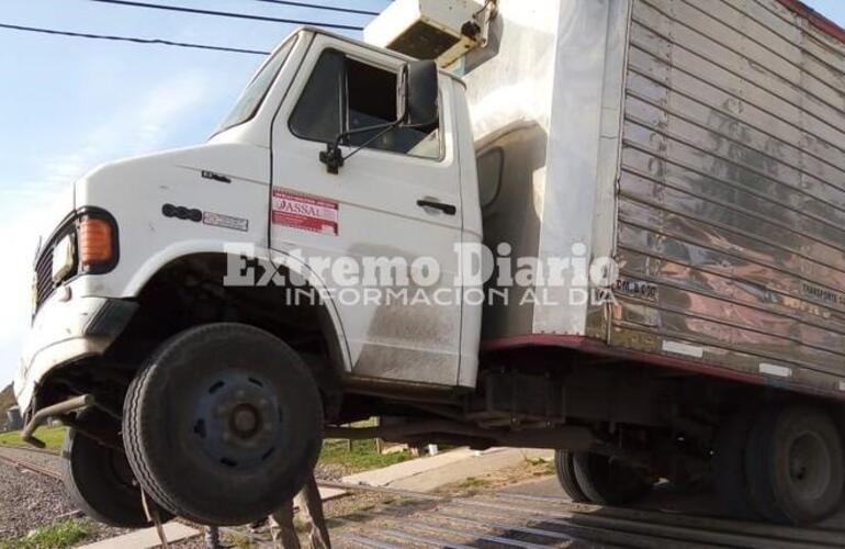 El desnivel de la calle y la carga hicieron que el camión se levantara.