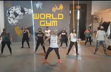 La profe y sus alumnas en el GYM