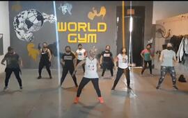 La profe y sus alumnas en el GYM