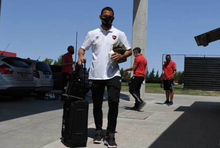 Maxi subiendo al micro rubo a Buenos Aires; luego habría problemas para llegar a destino. (Sitio Oficial de Newell's)