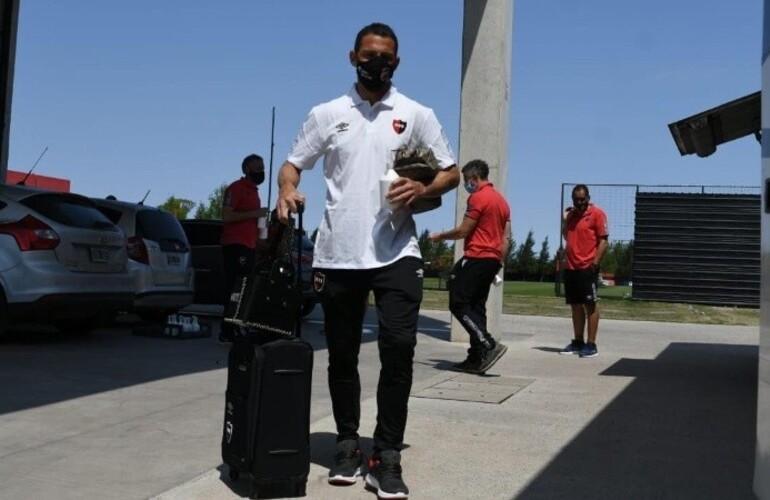Maxi subiendo al micro rubo a Buenos Aires; luego habr&iacute;a problemas para llegar a destino. (Sitio Oficial de Newell's)
