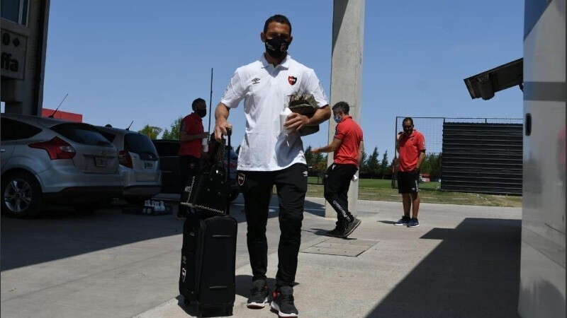 Maxi subiendo al micro rubo a Buenos Aires; luego habr&iacute;a problemas para llegar a destino. (Sitio Oficial de Newell's)