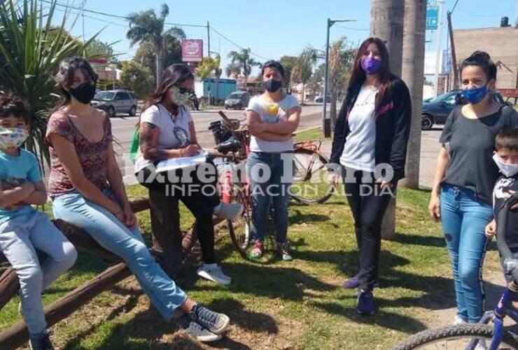 Madres y Cooperadores se movilizaron con un petitorio.