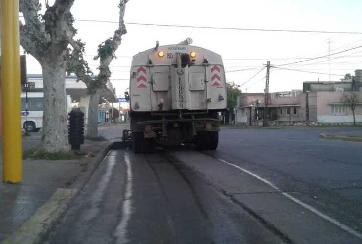 Imagen de Recolección de residuos y barredora en las calles