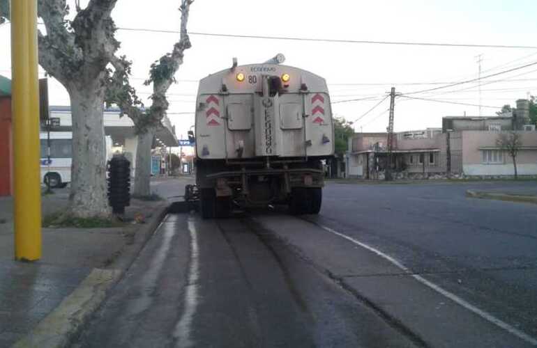 Imagen de Recolección de residuos y barredora en las calles