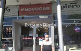 Blas Martinucci frente al local de nuestra ciudad