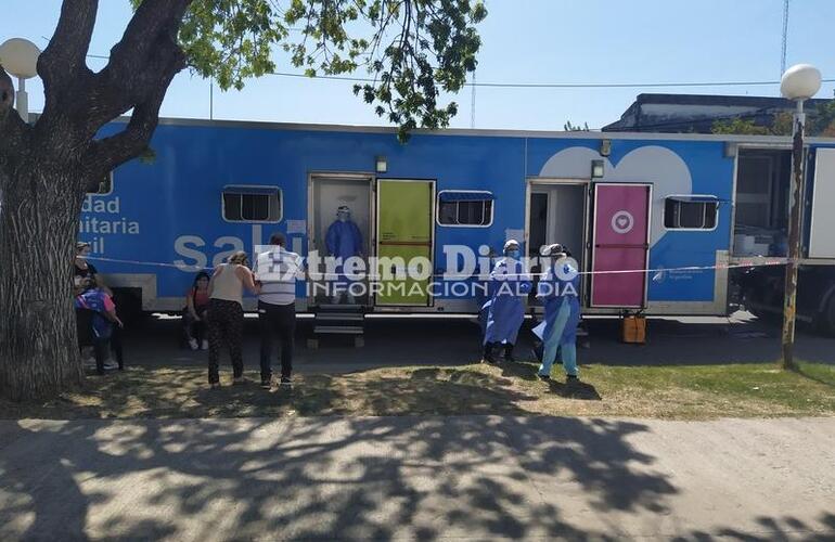 El  cami&oacute;n DetectAr frente al centro de salud.