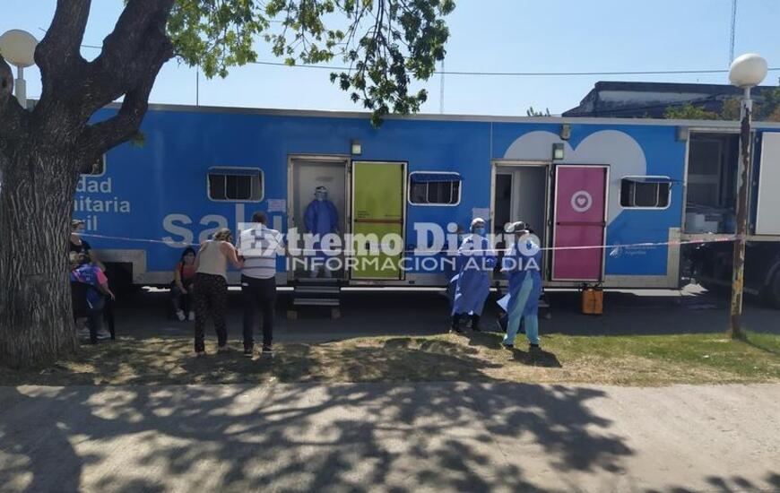El  cami&oacute;n DetectAr frente al centro de salud.