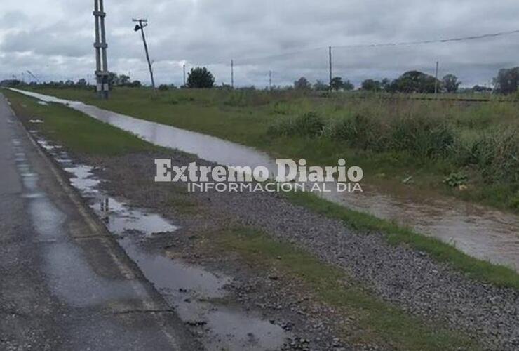 Las cunetas a la vera de Ruta 21 en el acceso sur corrían repletas de agua.