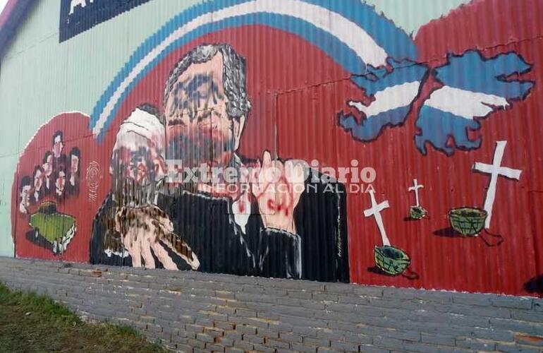 Imagen de Vandalizaron la imagen de Néstor Kirchner que había sido pintada en los galpones