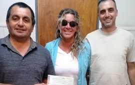 Febrero 2020: el presidente y tesorero recibiendo el &uacute;ltimo aporte de la Municipalidad