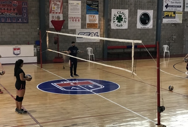 Imagen de El Voley femenino de Talleres, entrena en Juveniles y Mayores