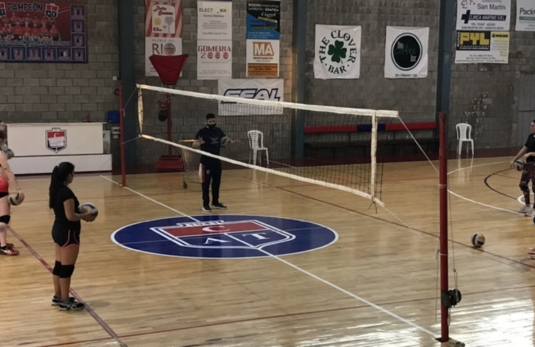 Imagen de El Voley femenino de Talleres, entrena en Juveniles y Mayores