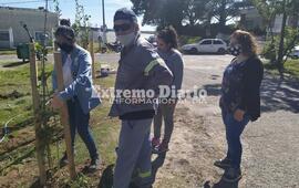 Las ingenieras Luna y Bellandi acompa&ntilde;aron la plantaci&oacute;n de arboles