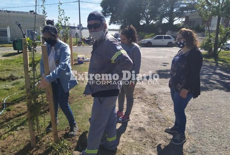 Las ingenieras Luna y Bellandi acompañaron la plantación de arboles