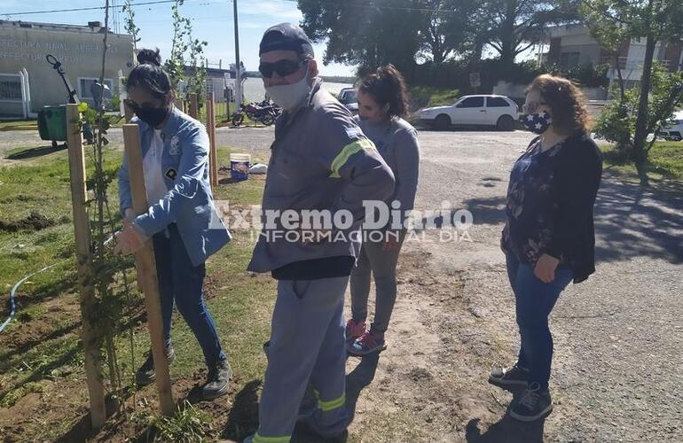 Las ingenieras Luna y Bellandi acompañaron la plantación de arboles