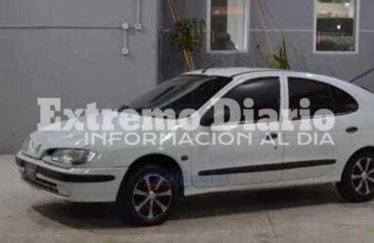Se trata de un Renault Megane color blanco similar al de la imágen.