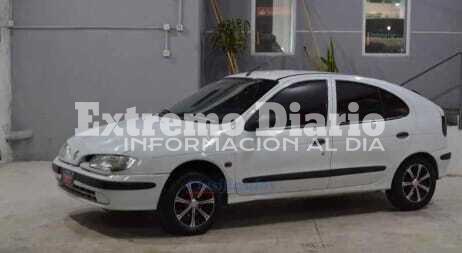 Se trata de un Renault Megane color blanco similar al de la im&aacute;gen.
