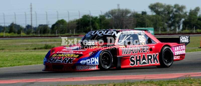 Imagen de Juan Cruz Benvenuti con la pole para la carrera 7...