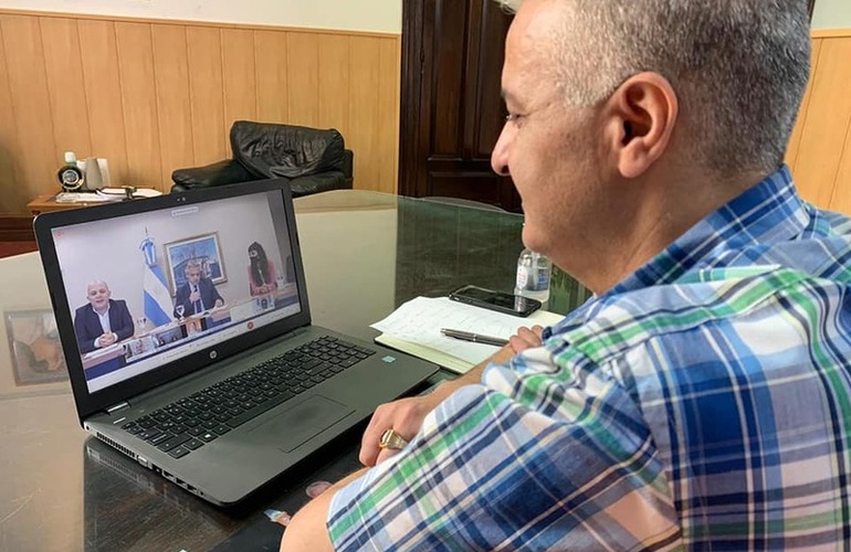 El intendente de Arroyo Seco Nizar Esper durante la videoconferencia por el programa Municipios de Pie. Foto: Archivo Municipalidad