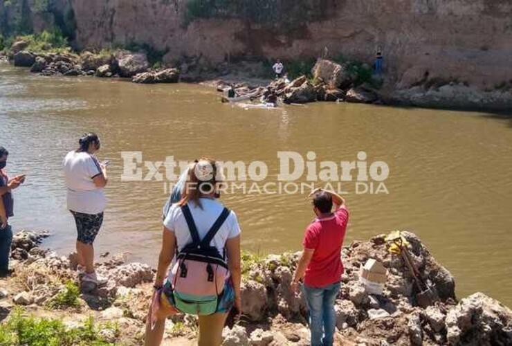 El equipo de paleontólogo inició el trabajo de extracción.