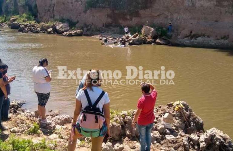 El equipo de paleontólogo inició el trabajo de extracción.