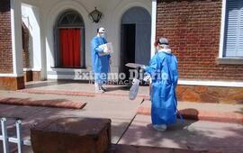 Los m&eacute;dicos del municipio  ingresando al geri&aacute;trico de zona sur
