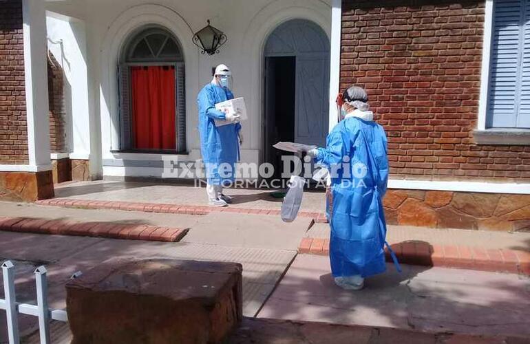 Los m&eacute;dicos del municipio  ingresando al geri&aacute;trico de zona sur