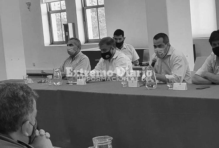 El intendente junto a funcionarios de provincia.