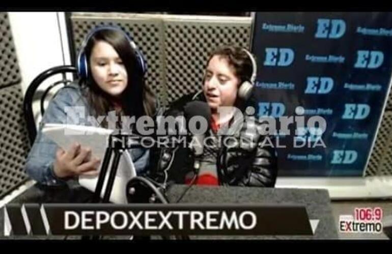 Jos&eacute; y su novia Camila en su programa de Radio Extremo