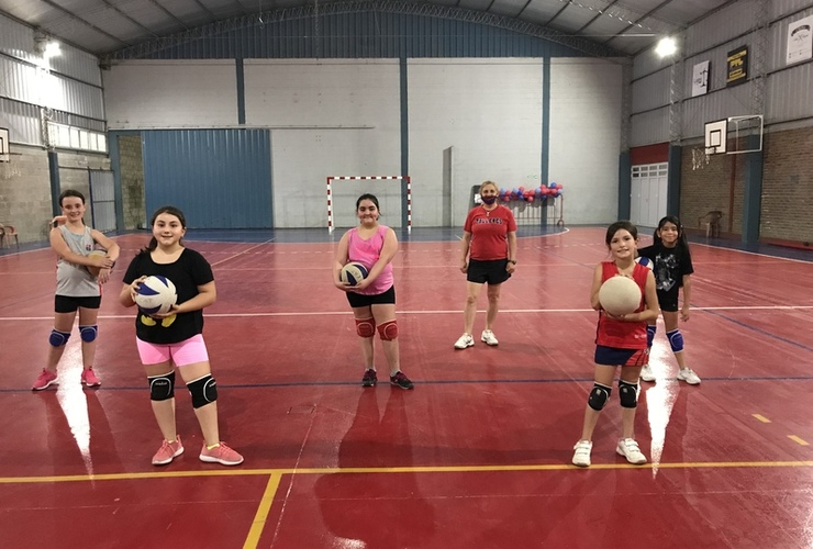 Imagen de El mini Voley de Talleres, volvió a entrenar.