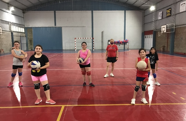Imagen de El mini Voley de Talleres, volvió a entrenar.